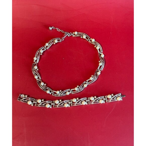 Vintage Crown Trifari Pearl and Silver Necklace and Bracelet Jewelry Set - Picture 5 of 7